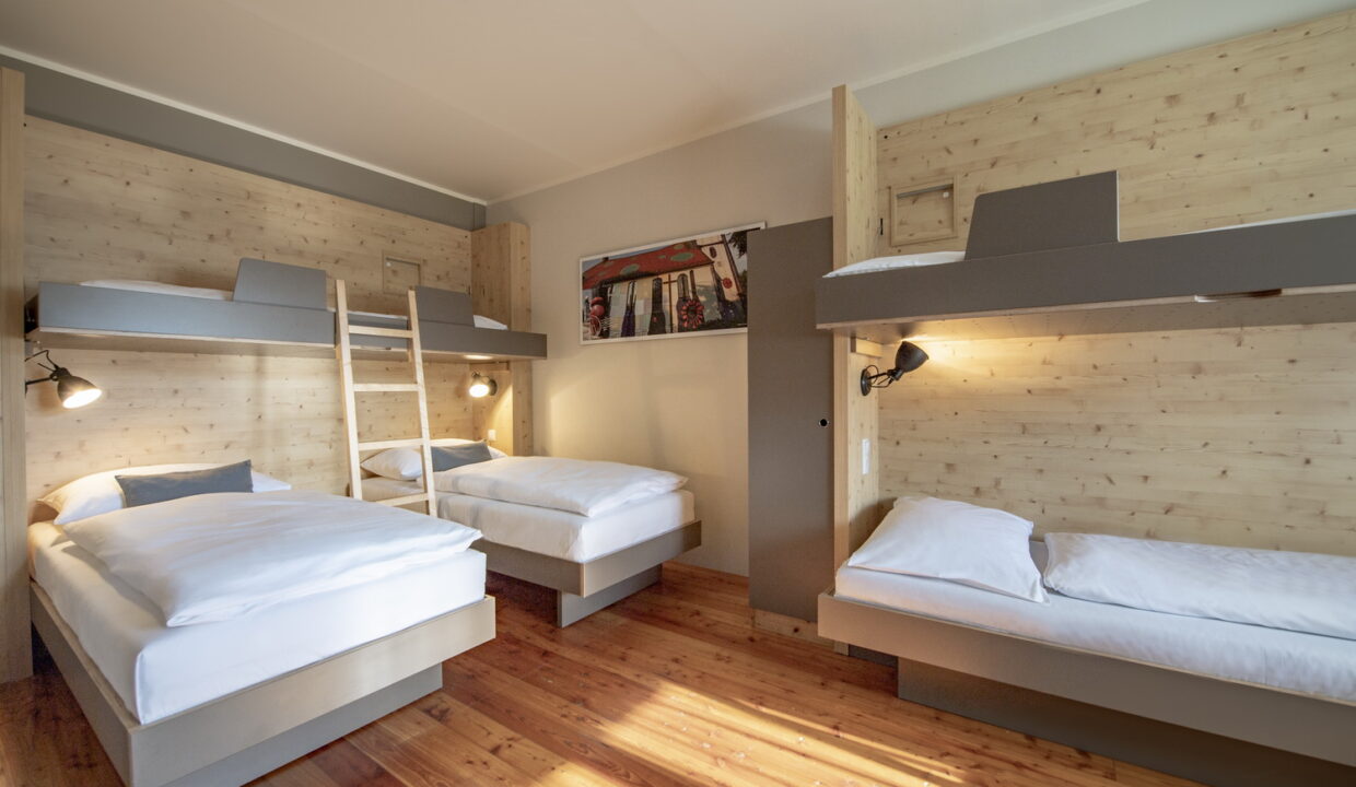 Betten im Familienzimmer xlarge im JUFA Hotel Maria Lankowitz mit Leiter