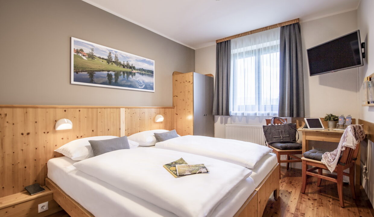 Doppelbett im Doppelzimmer im JUFA Hotel Maria Lankowitz mit Wandbild