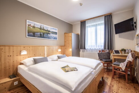 Doppelbett im Doppelzimmer im JUFA Hotel Maria Lankowitz mit Wandbild